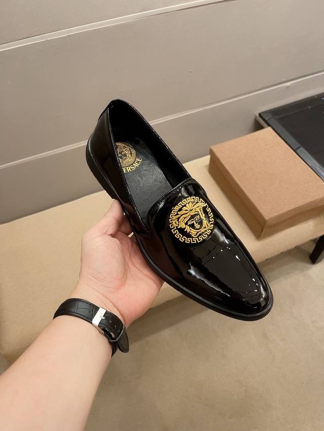 Versace 官方新款，意大利佛罗伦萨有个举世瞩目的世界顶尖奢侈品品牌..他流行世界百余年，他的每款作品都能成为时尚界的标杆 他 就是范思哲，其以精湛的纯手工